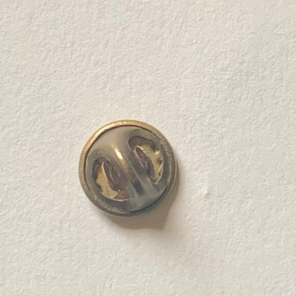 GOLD TONE CLADDAGH LAPEL PIN - Picture 2 of 2